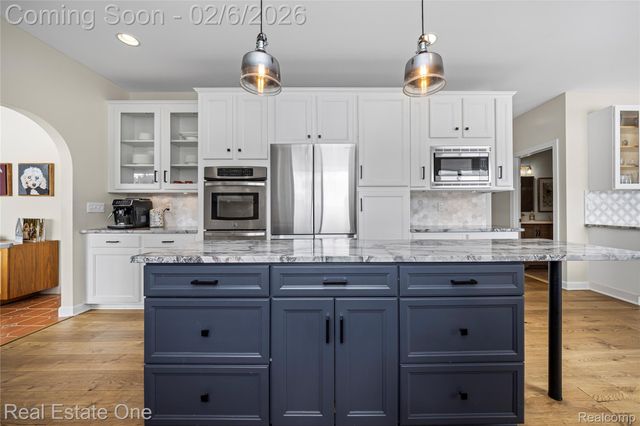 3241 Ledgewood Court E, Commerce Charter Township, MI 48382