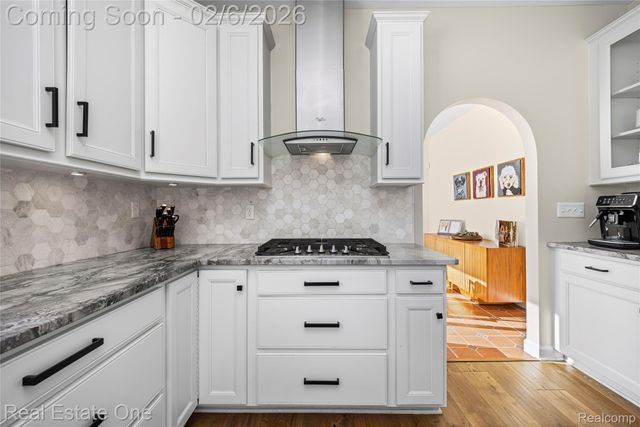 3241 Ledgewood Court E, Commerce Charter Township, MI 48382