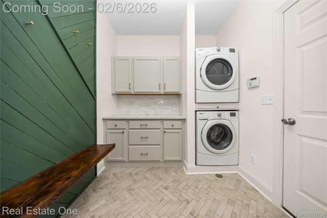 3241 Ledgewood Court E, Commerce Charter Township, MI 48382