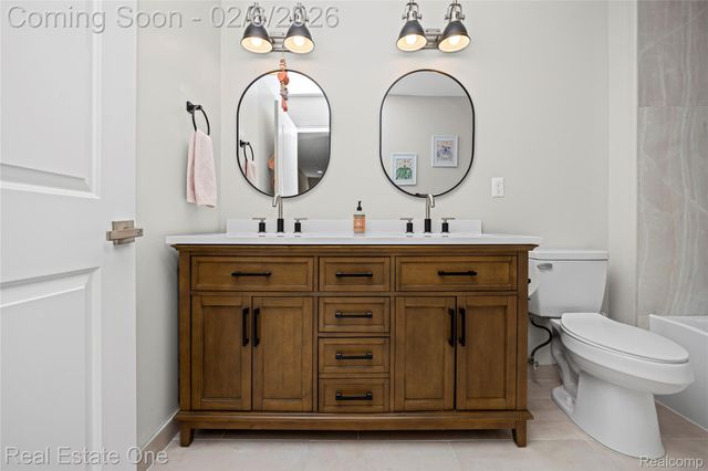 3241 Ledgewood Court E, Commerce Charter Township, MI 48382