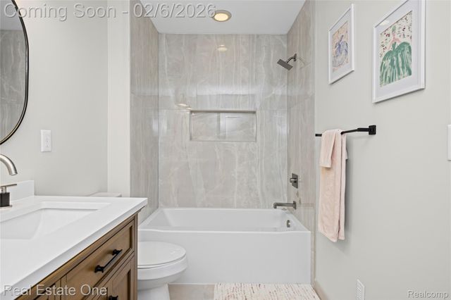 3241 Ledgewood Court E, Commerce Charter Township, MI 48382