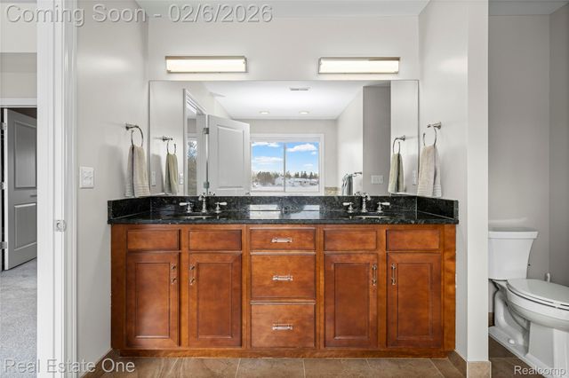 3241 Ledgewood Court E, Commerce Charter Township, MI 48382