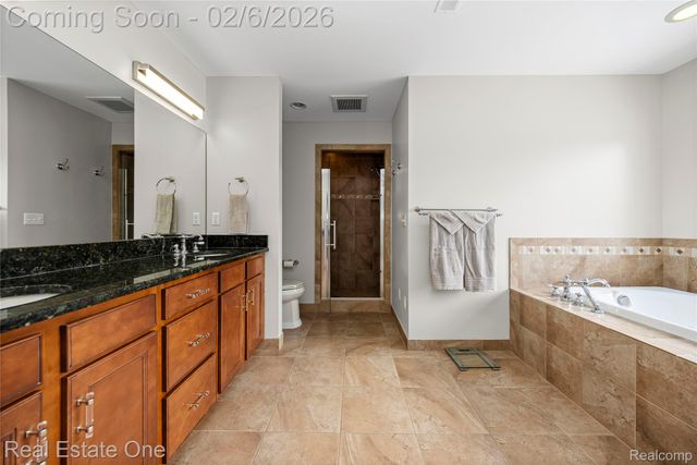 3241 Ledgewood Court E, Commerce Charter Township, MI 48382