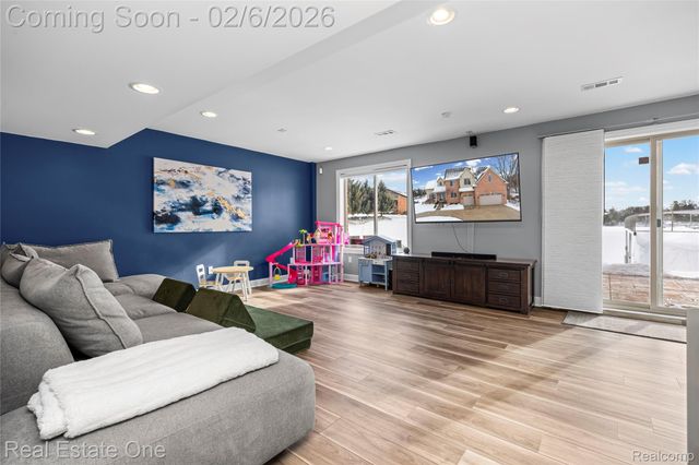 3241 Ledgewood Court E, Commerce Charter Township, MI 48382