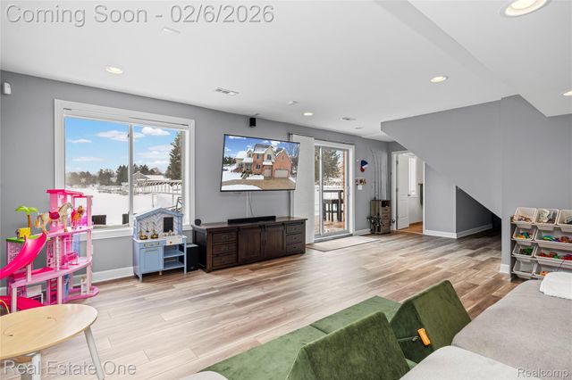 3241 Ledgewood Court E, Commerce Charter Township, MI 48382