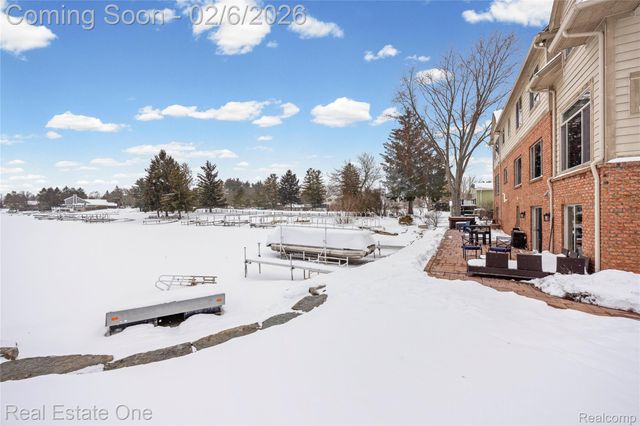 3241 Ledgewood Court E, Commerce Charter Township, MI 48382