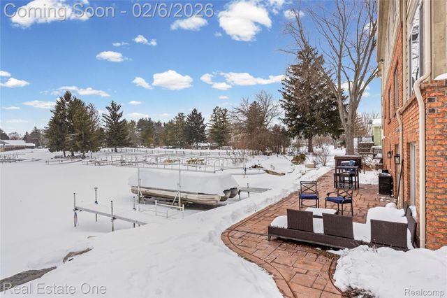 3241 Ledgewood Court E, Commerce Charter Township, MI 48382