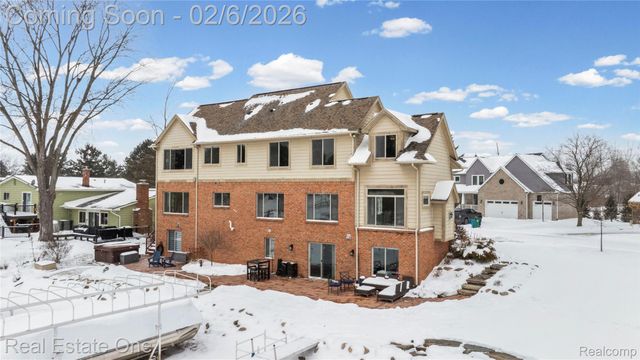 3241 Ledgewood Court E, Commerce Charter Township, MI 48382