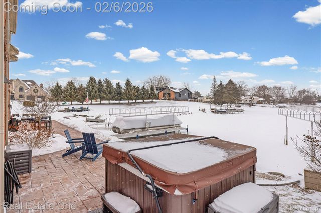 3241 Ledgewood Court E, Commerce Charter Township, MI 48382