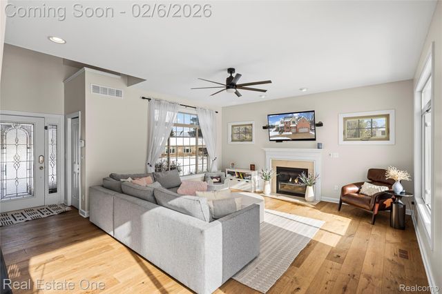 3241 Ledgewood Court E, Commerce Charter Township, MI 48382