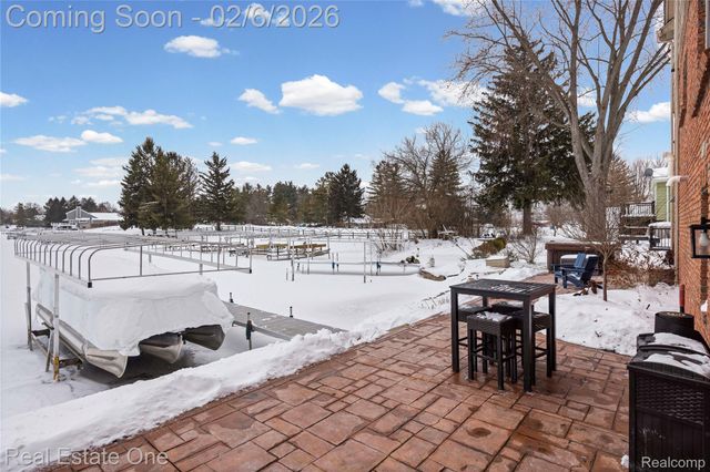 3241 Ledgewood Court E, Commerce Charter Township, MI 48382