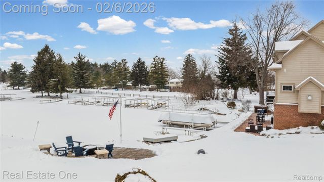 3241 Ledgewood Court E, Commerce Charter Township, MI 48382