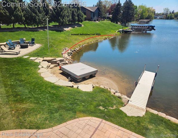 3241 Ledgewood Court E, Commerce Charter Township, MI 48382