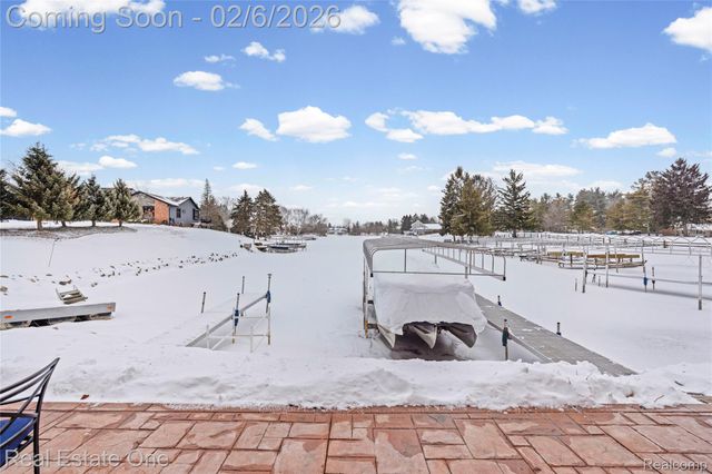 3241 Ledgewood Court E, Commerce Charter Township, MI 48382