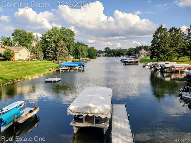 3241 Ledgewood Court E, Commerce Charter Township, MI 48382