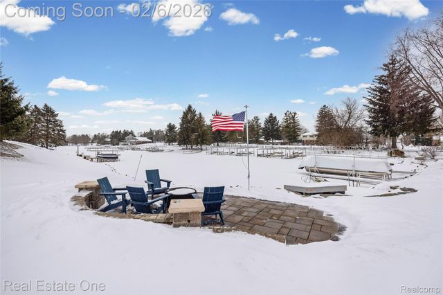 3241 Ledgewood Court E, Commerce Charter Township, MI 48382