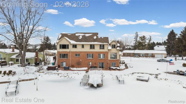 3241 Ledgewood Court E, Commerce Charter Township, MI 48382