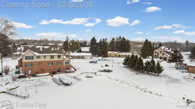 3241 Ledgewood Court E, Commerce Charter Township, MI 48382