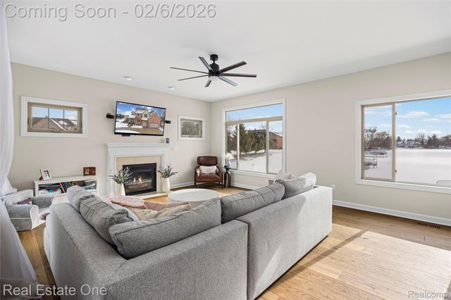 3241 Ledgewood Court E, Commerce Charter Township, MI 48382