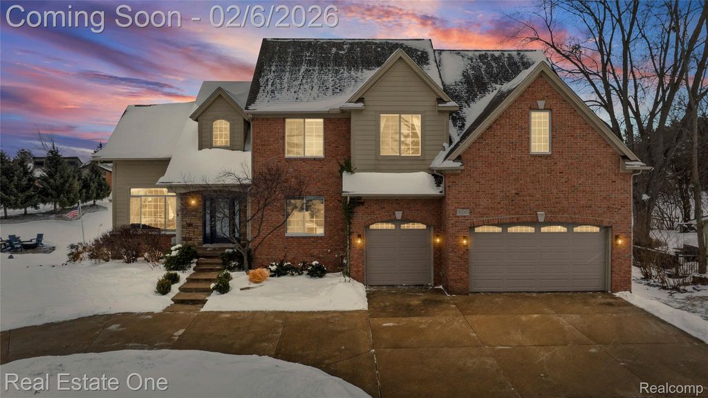 3241 Ledgewood Court E, Commerce Charter Township, MI 48382