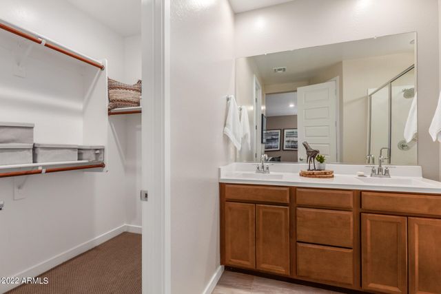 43 E CAPRICORN Way, Chandler, AZ 85249