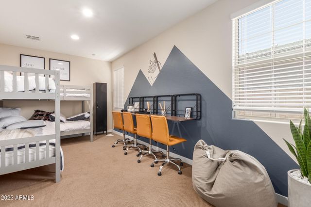 43 E CAPRICORN Way, Chandler, AZ 85249