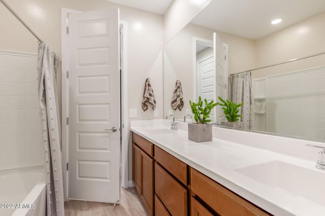 43 E CAPRICORN Way, Chandler, AZ 85249