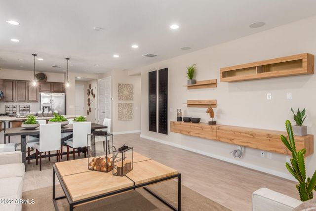 43 E CAPRICORN Way, Chandler, AZ 85249