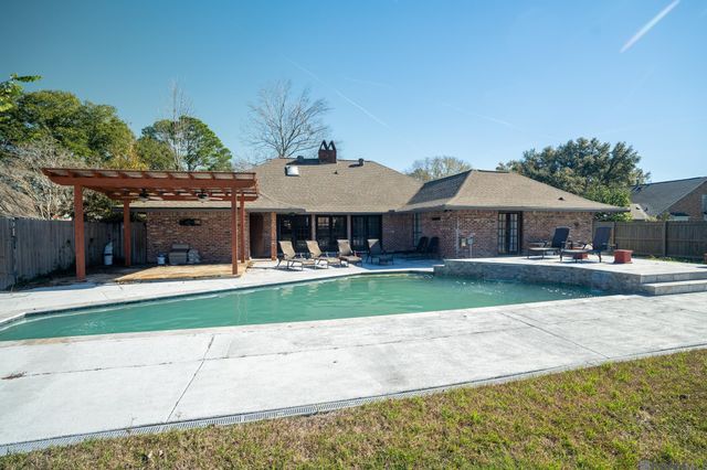 3736 Sessions Dr, Baton Rouge, LA 70816