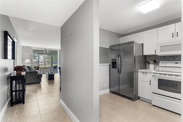 9700 Sunrise Lakes Boulevard 101, Sunrise, FL 33322