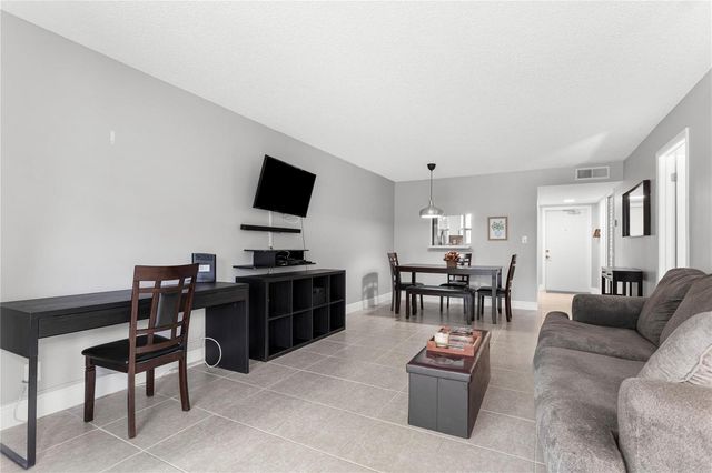 9700 Sunrise Lakes Boulevard 101, Sunrise, FL 33322