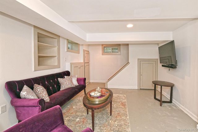 21 S Washington Street, Port Washington, NY 11050