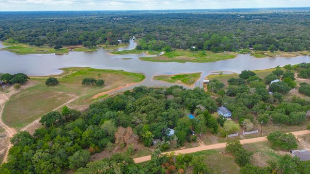 203 Hickory DR, Sheridan, TX 77475