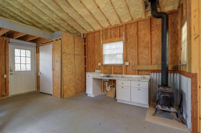 203 Hickory DR, Sheridan, TX 77475