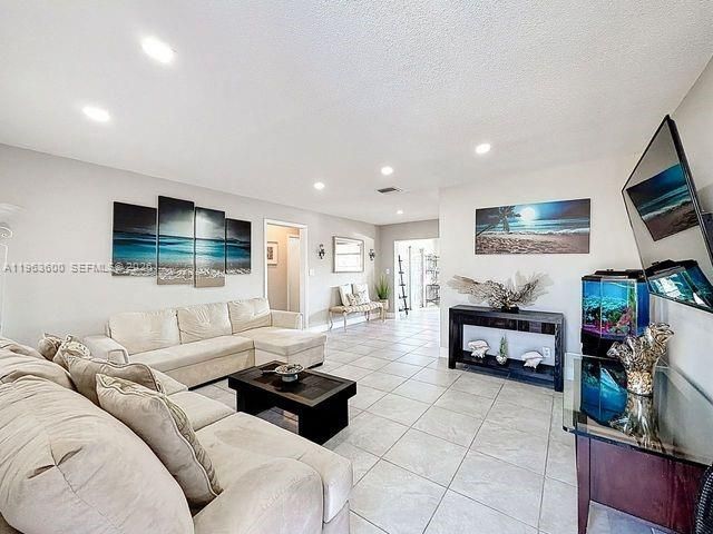 4506 NW 47th St, Tamarac, FL 33319