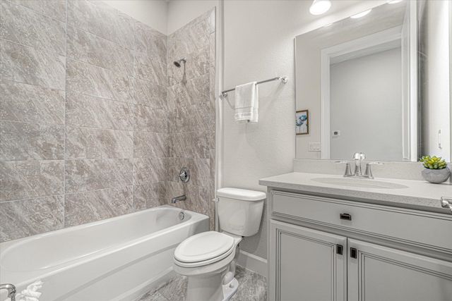 82 N Lakewalk Dr, Palm Coast, FL 32137