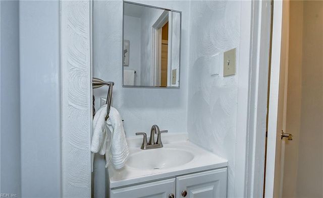 2717 Thomas ST, Chesapeake, VA 23323