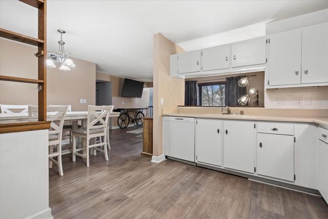 1674 S Coachlight DRIVE, New Berlin, WI 53151