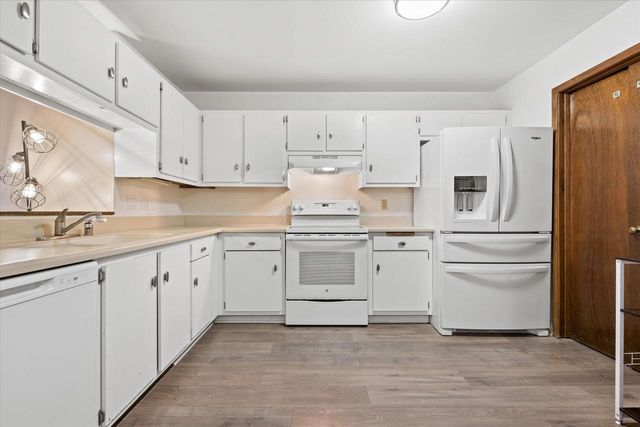 1674 S Coachlight DRIVE, New Berlin, WI 53151