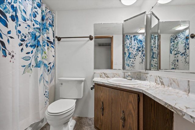 1674 S Coachlight DRIVE, New Berlin, WI 53151