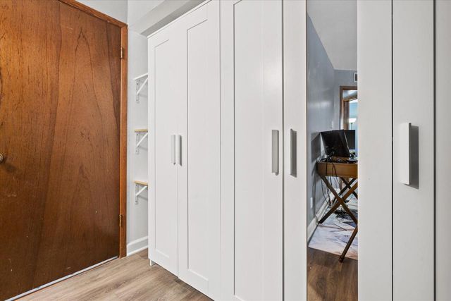 1674 S Coachlight DRIVE, New Berlin, WI 53151