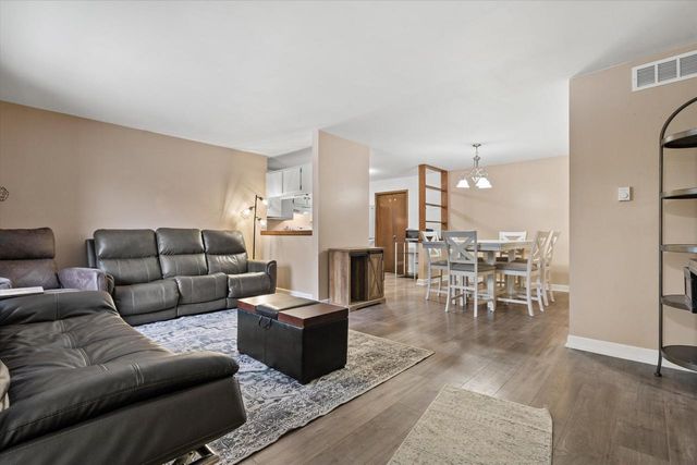 1674 S Coachlight DRIVE, New Berlin, WI 53151