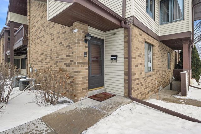 1674 S Coachlight DRIVE, New Berlin, WI 53151