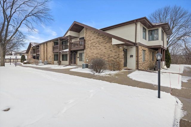 1674 S Coachlight DRIVE, New Berlin, WI 53151