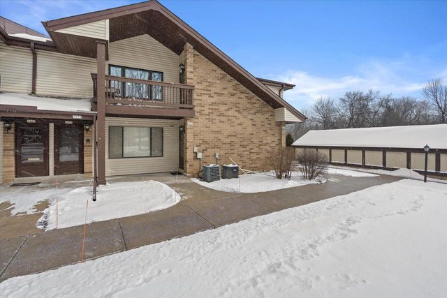 1674 S Coachlight DRIVE, New Berlin, WI 53151