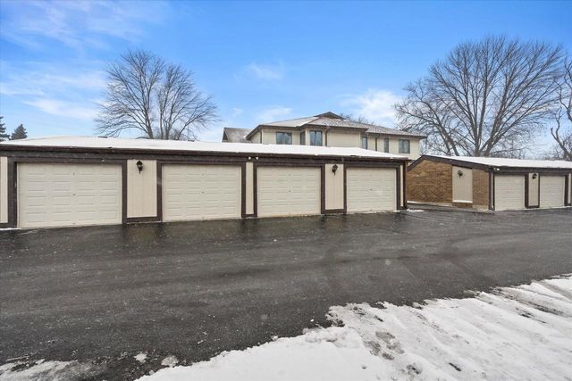 1674 S Coachlight DRIVE, New Berlin, WI 53151