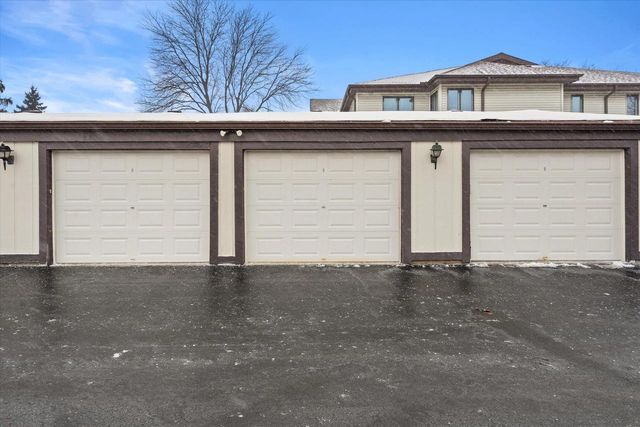 1674 S Coachlight DRIVE, New Berlin, WI 53151