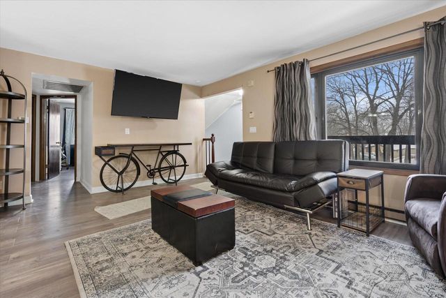 1674 S Coachlight DRIVE, New Berlin, WI 53151