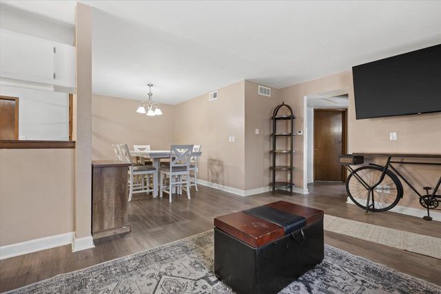 1674 S Coachlight DRIVE, New Berlin, WI 53151