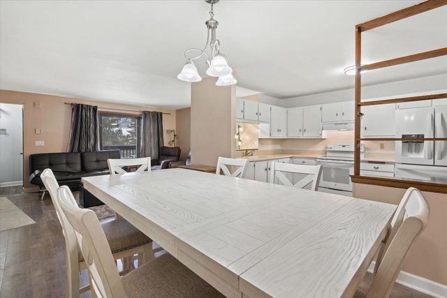 1674 S Coachlight DRIVE, New Berlin, WI 53151